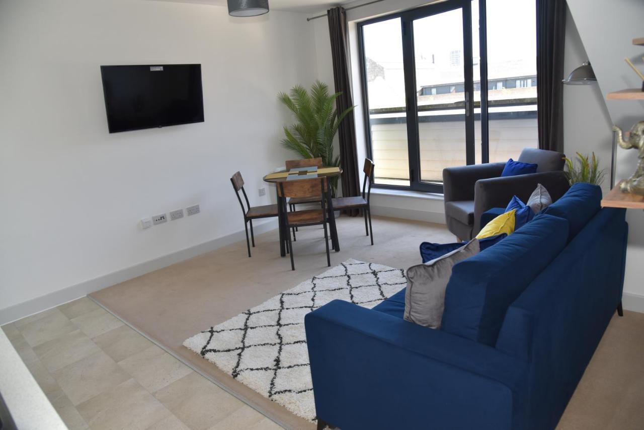 Fantastic 2 Dbl Bedroom Apt. Free Off-road Parking