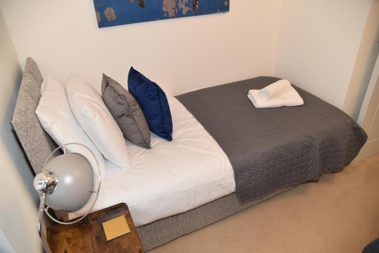 Fantastic 2 Dbl Bedroom Apt. Free Off-road Parking