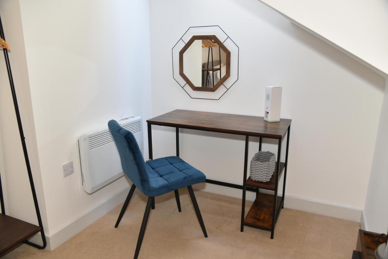 Fantastic 2 Dbl Bedroom Apt. Free Off-road Parking *