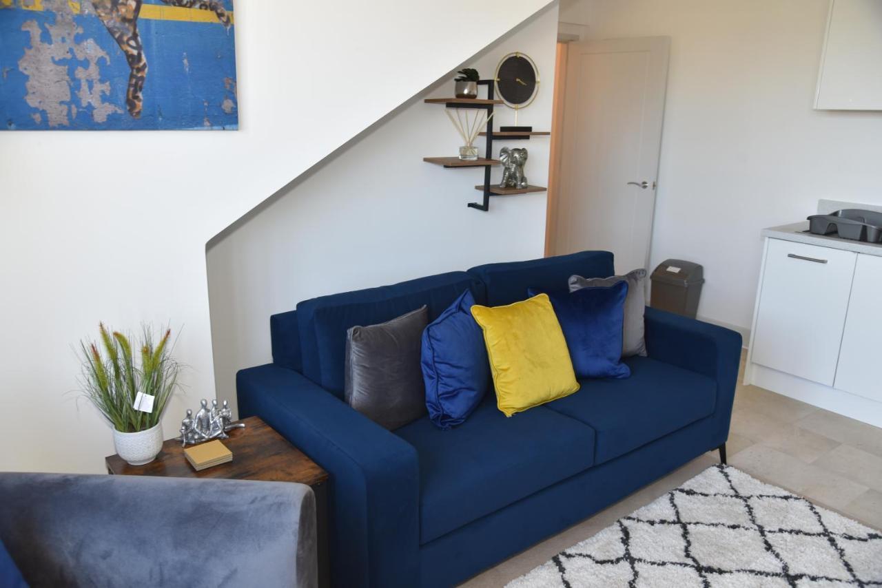 Fantastic 2 Dbl Bedroom Apt. Free Off-road Parking Swindon