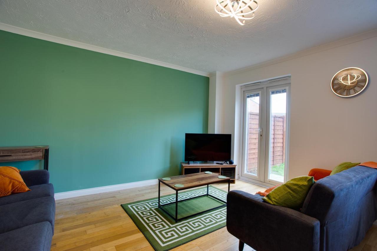 St Austell - Spacious Home, High Speed Wi-fi, Free Parking, Garden Swindon