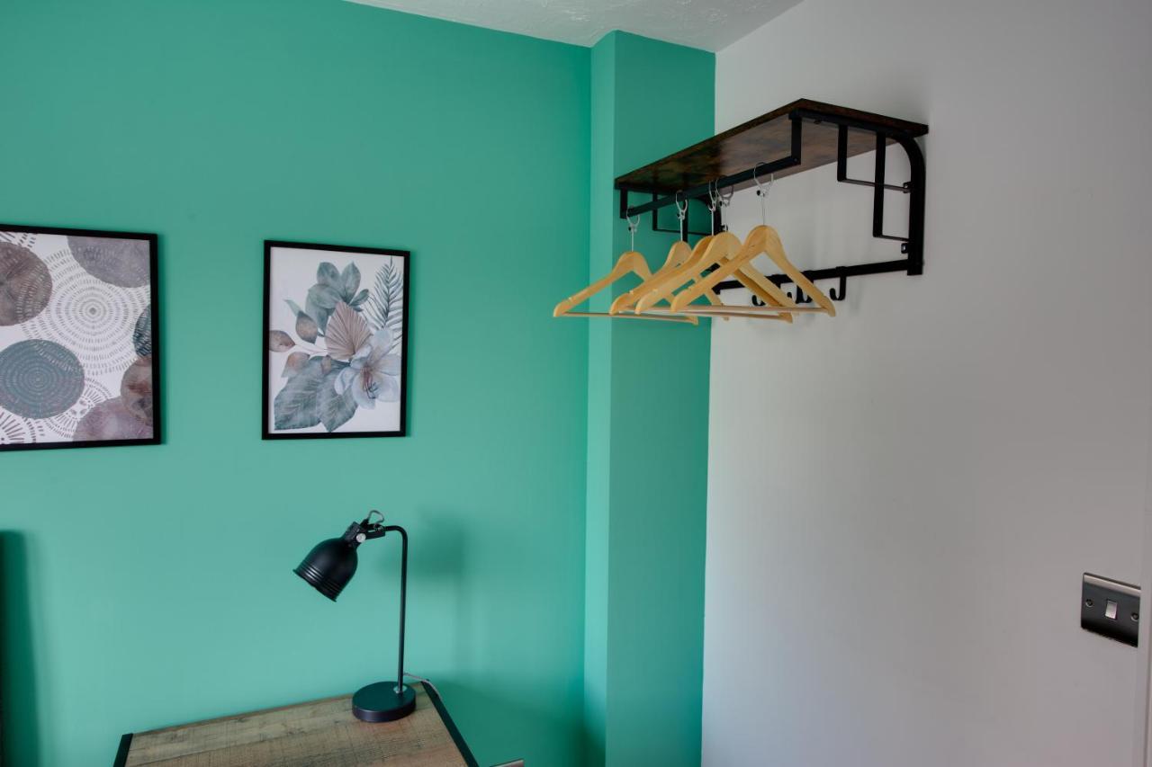 Apartment St Austell - Spacious Home, High Speed Wi-fi, Free Parking, Garden Swindon