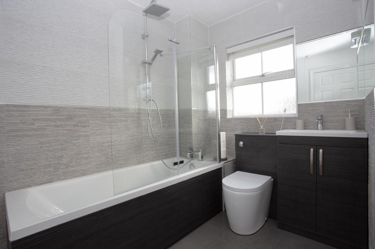 Apartment St Austell - Spacious Home, High Speed Wi-fi, Free Parking, Garden Swindon