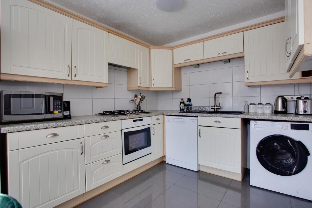 St Austell - Spacious Home, High Speed Wi-fi, Free Parking, Garden Apartment *