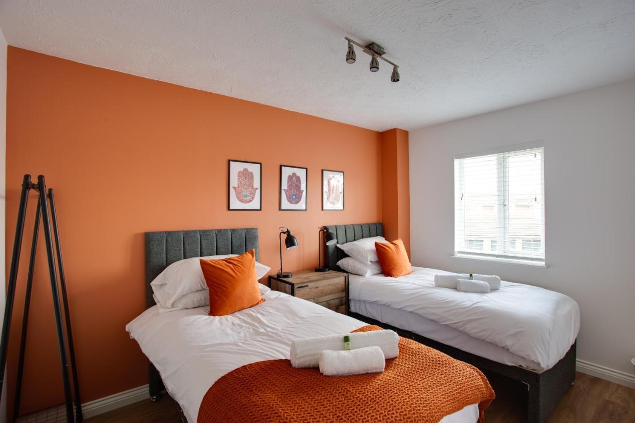 St Austell - Spacious Home, High Speed Wi-fi, Free Parking, Garden Apartment Swindon