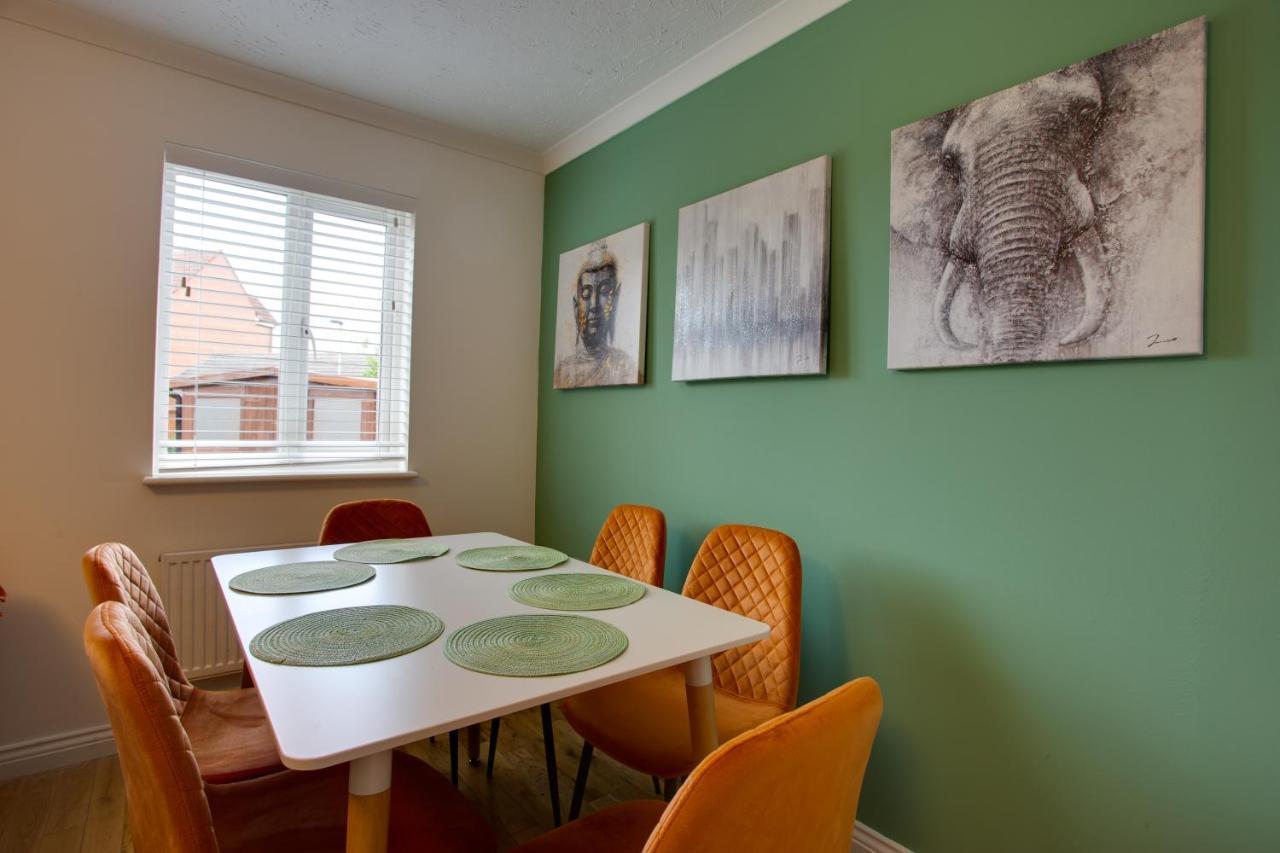 St Austell - Spacious Home, High Speed Wi-fi, Free Parking, Garden *