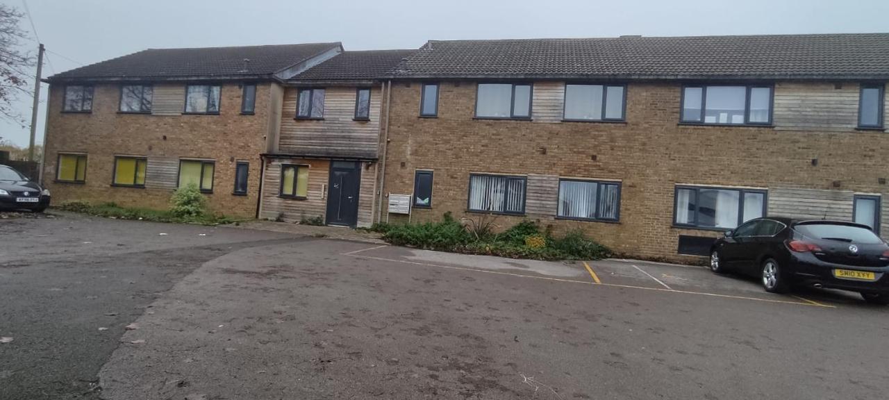 Greenbridge - Free Parking * Swindon