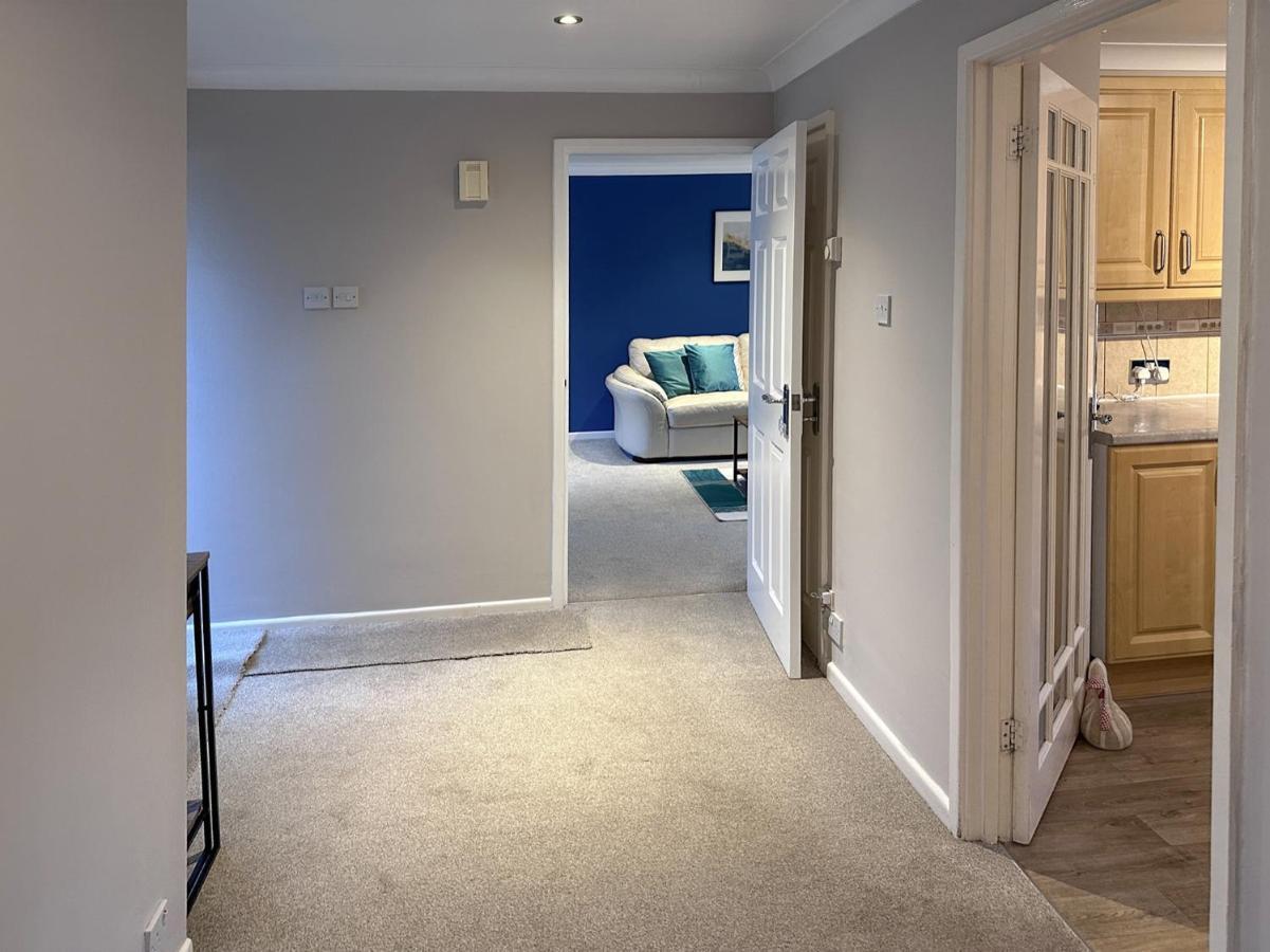 Blunsdon - Spacious Bungalow, High Speed Wi-fi, Free Private Parking, Garden *
