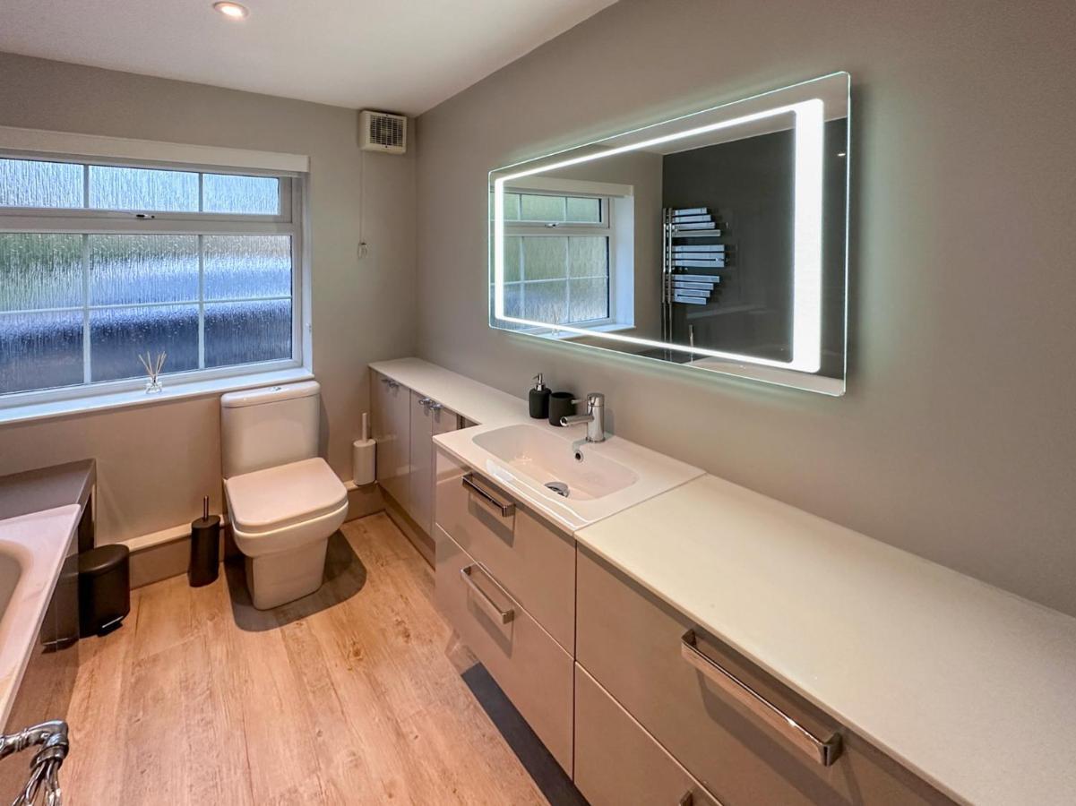 Blunsdon - Spacious Bungalow, High Speed Wi-fi, Free Private Parking, Garden Apartment Swindon