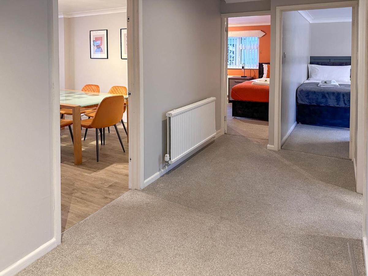 Blunsdon - Spacious Bungalow, High Speed Wi-fi, Free Private Parking, Garden *