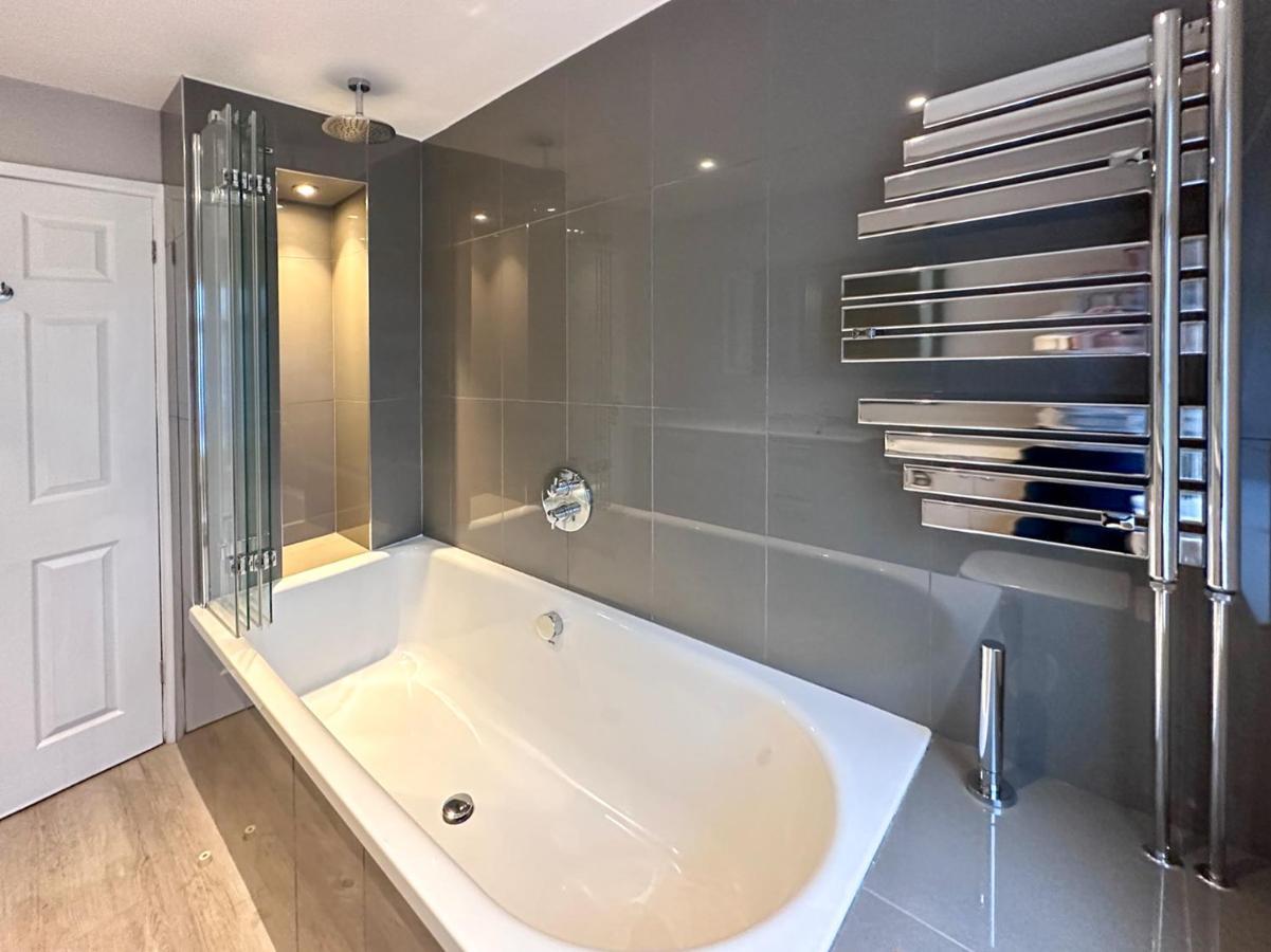 Blunsdon - Spacious Bungalow, High Speed Wi-fi, Free Private Parking, Garden Apartment