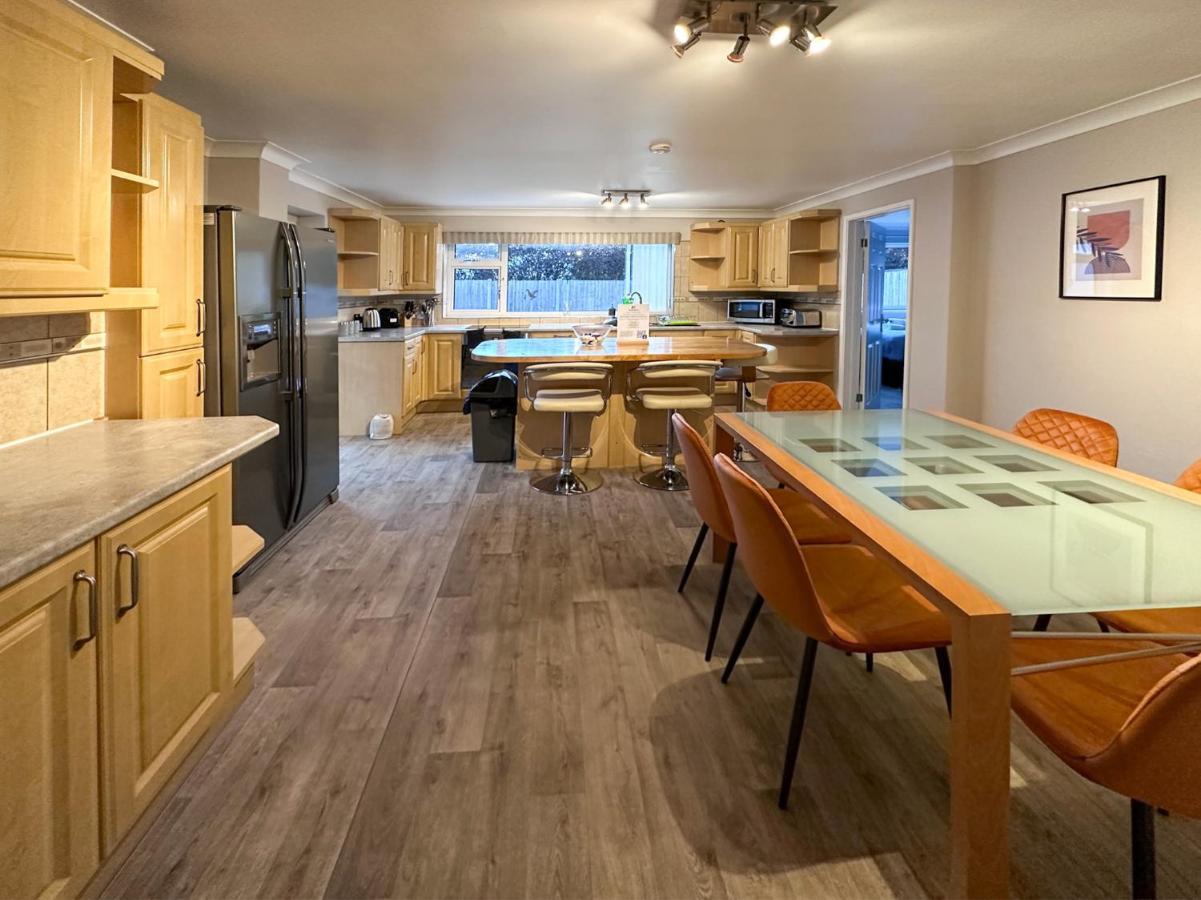 Blunsdon - Spacious Bungalow, High Speed Wi-fi, Free Private Parking, Garden