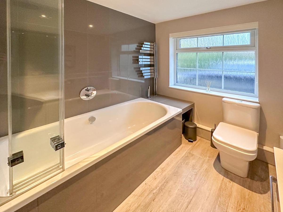 Apartment Blunsdon - Spacious Bungalow, High Speed Wi-fi, Free Private Parking, Garden