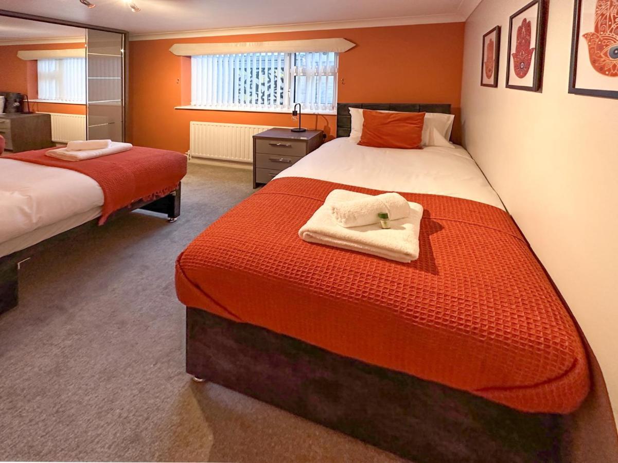 Blunsdon - Spacious Bungalow, High Speed Wi-fi, Free Private Parking, Garden * Swindon