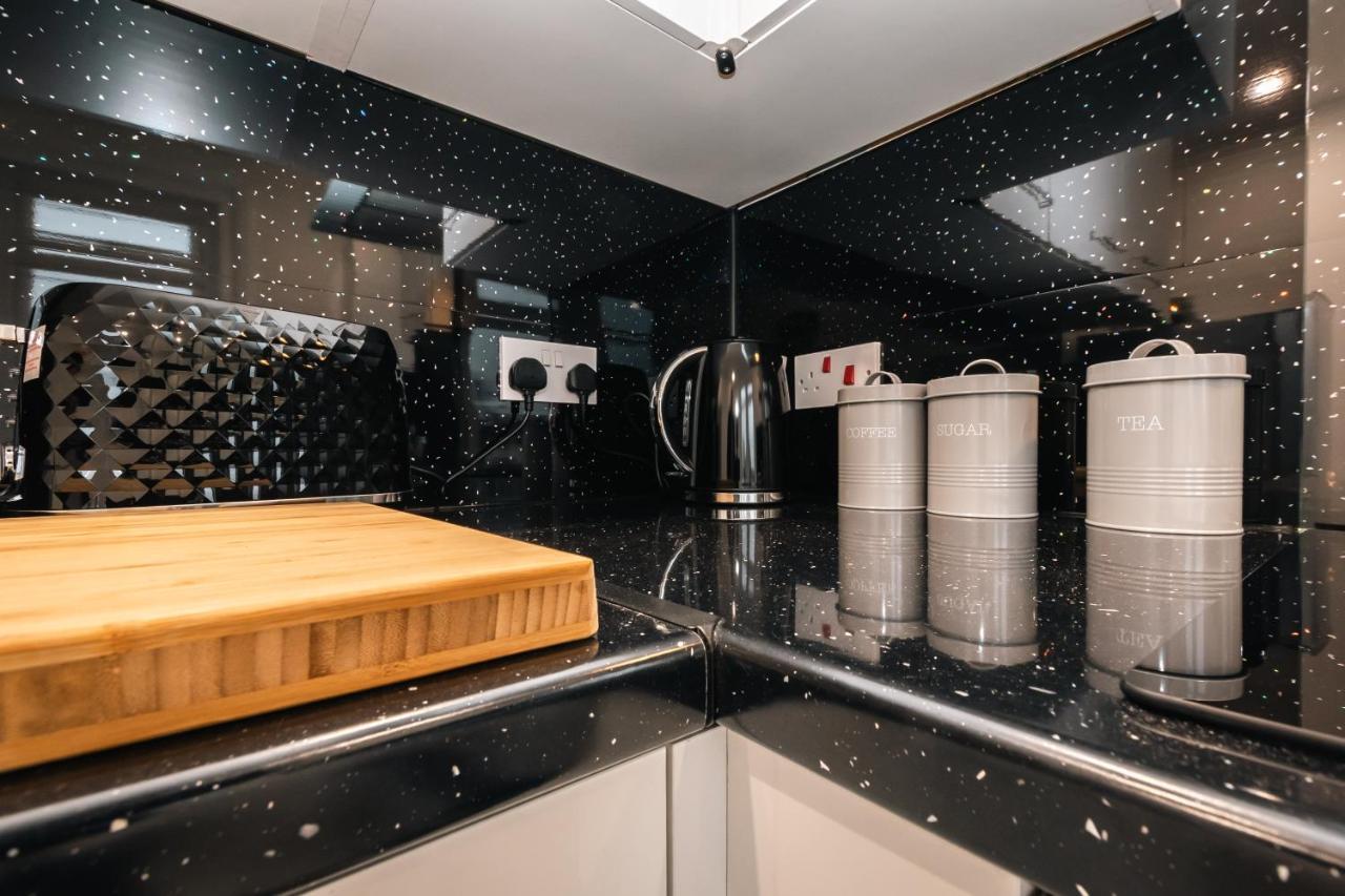 Cozy Two Bed Flat With Parking Apartment