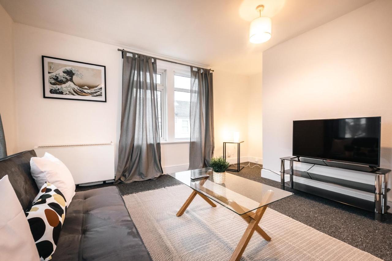 Cozy Two Bed Flat With Parking * Swindon
