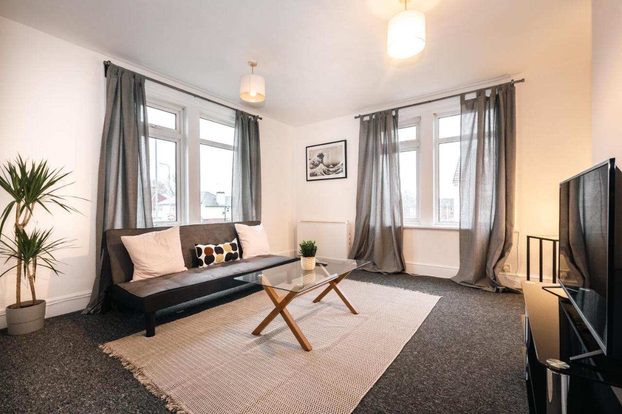 Cozy Two Bed Flat With Parking *