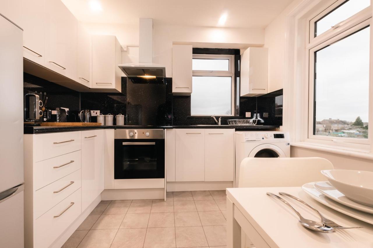 Cozy Two Bed Flat With Parking Swindon