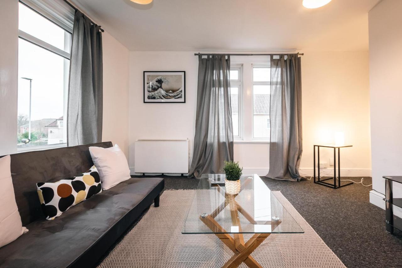 Cozy Two Bed Flat With Parking Apartment Swindon