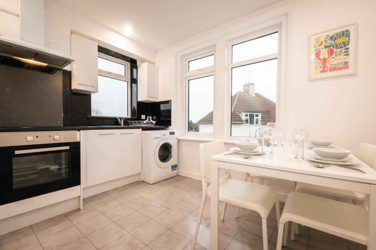 Cozy Two Bed Flat With Parking Apartment *
