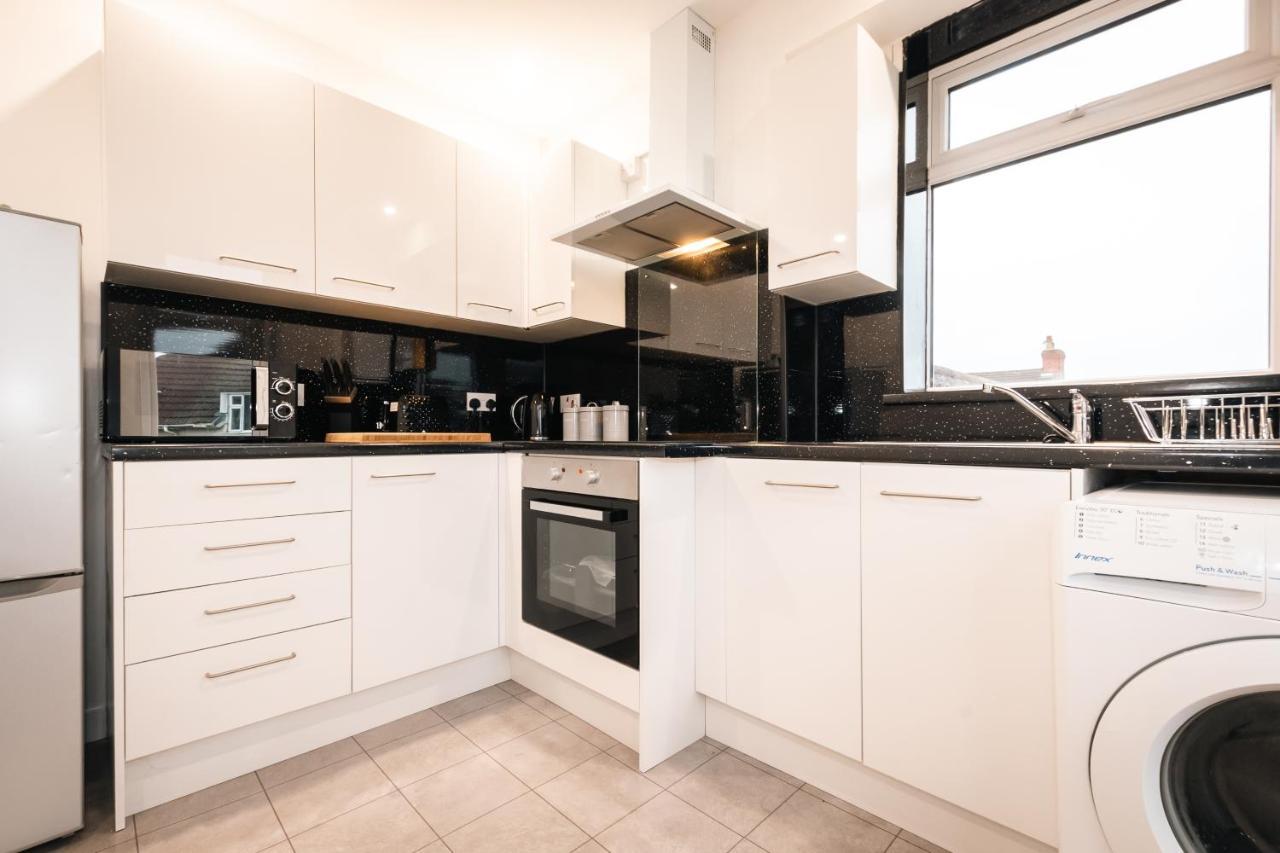 Cozy Two Bed Flat With Parking Apartment