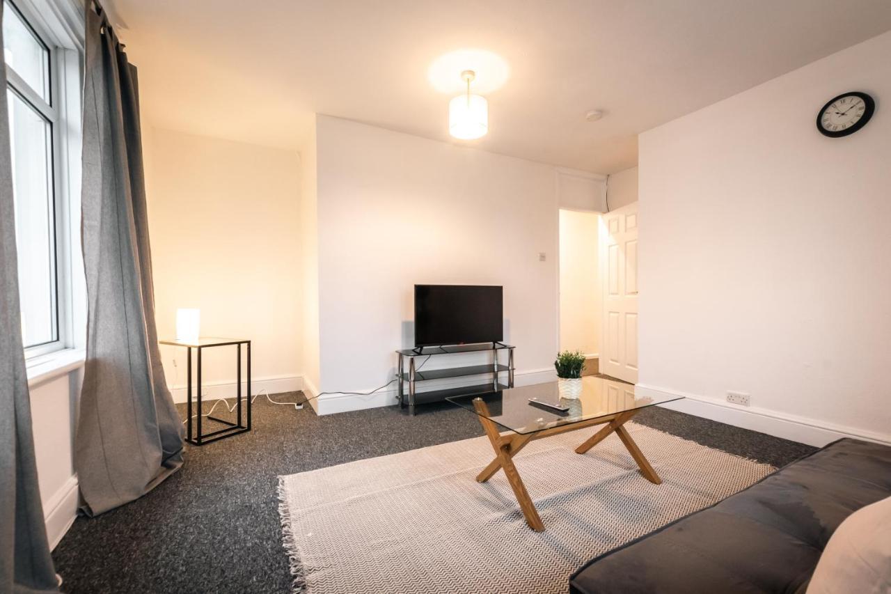 Cozy Two Bed Flat With Parking * Swindon