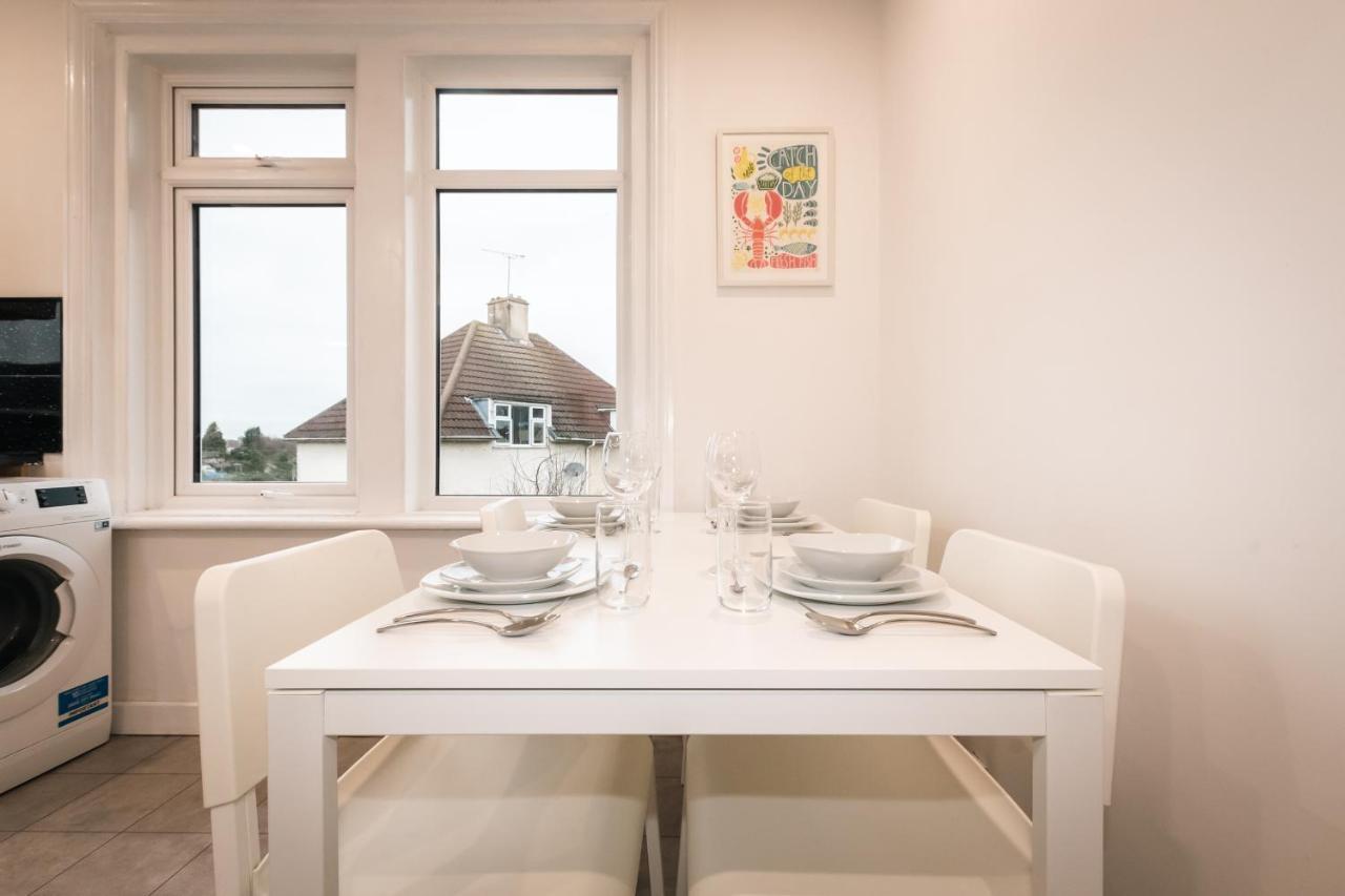 Cozy Two Bed Flat With Parking Apartment