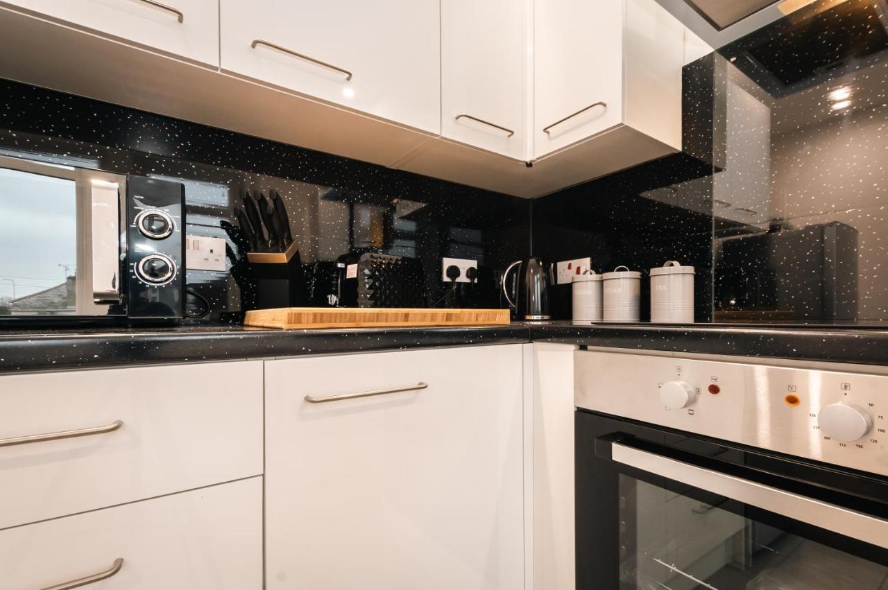 Cozy Two Bed Flat With Parking Apartment