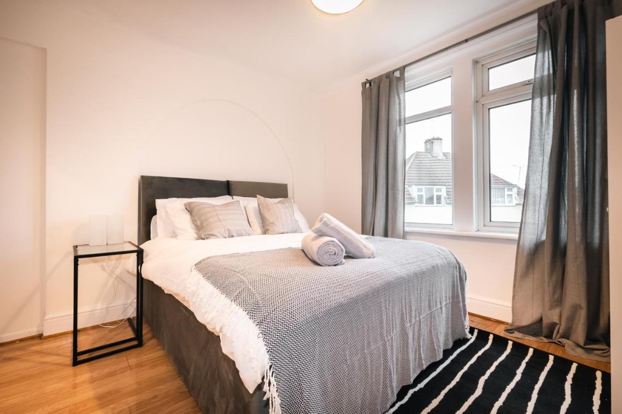 Cozy Two Bed Flat With Parking Apartment