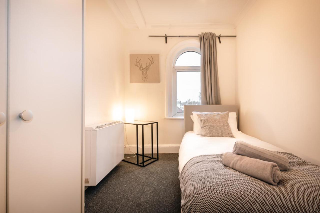 Cozy Two Bed Flat With Parking