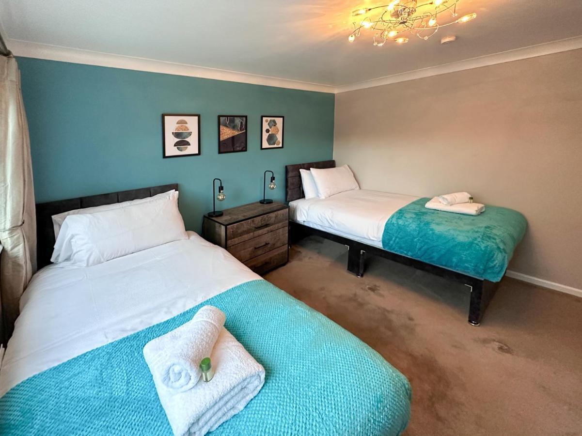 Blunsdon - Spacious Bungalow, High Speed Wi-fi, Free Private Parking, Garden Apartment *