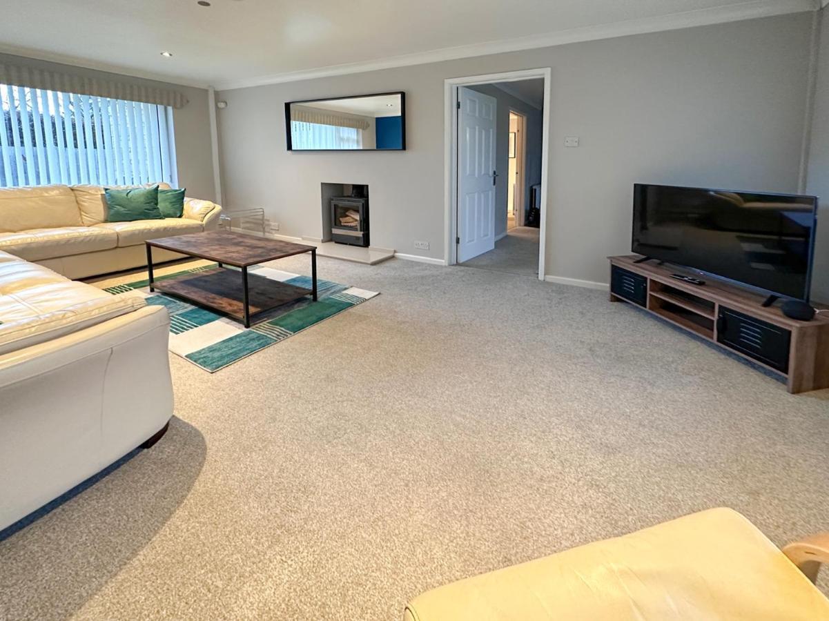 Blunsdon - Spacious Bungalow, High Speed Wi-fi, Free Private Parking, Garden Apartment Swindon