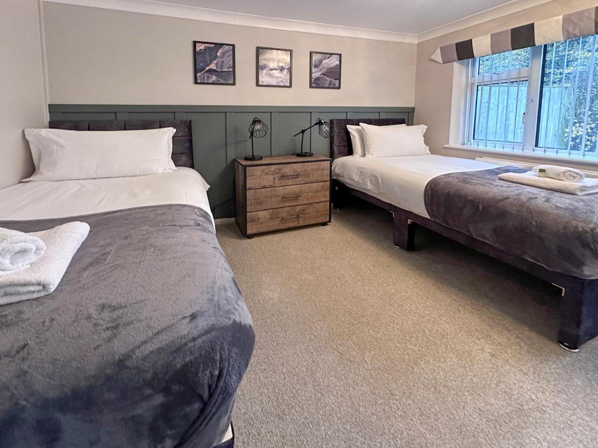 Blunsdon - Spacious Bungalow, High Speed Wi-fi, Free Private Parking, Garden Apartment Swindon