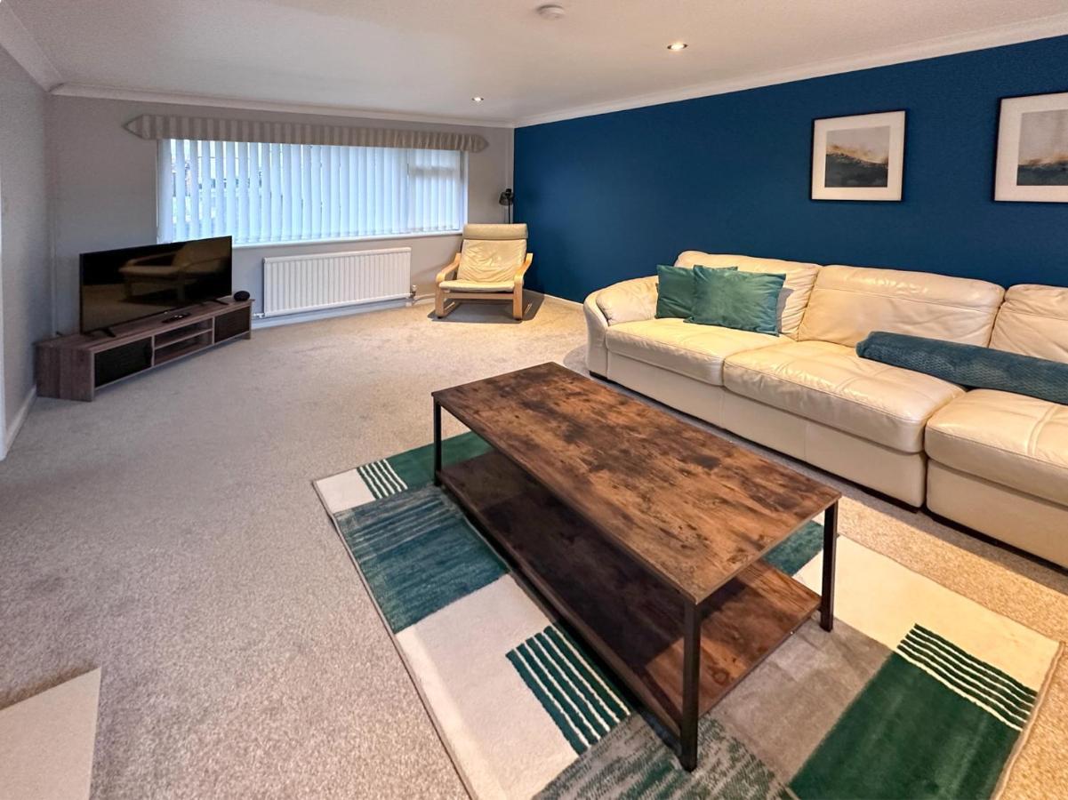 Blunsdon - Spacious Bungalow, High Speed Wi-fi, Free Private Parking, Garden *