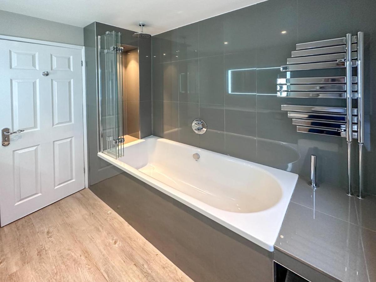 Apartment Blunsdon - Spacious Bungalow, High Speed Wi-fi, Free Private Parking, Garden *