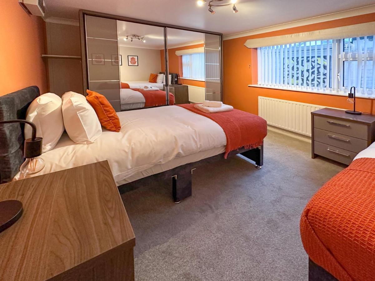 Blunsdon - Spacious Bungalow, High Speed Wi-fi, Free Private Parking, Garden Apartment