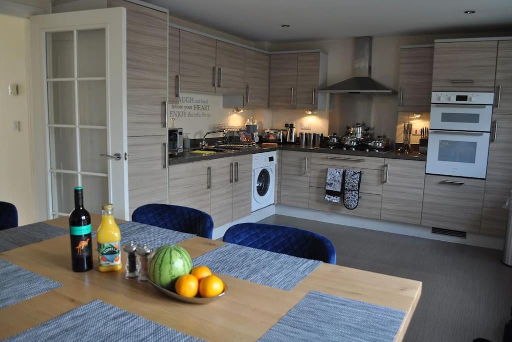 Beaney View House - Modern, Comfortable Spacious 4 Bedrooms Ensuites House With Free Wifi And Parkings * Swindon