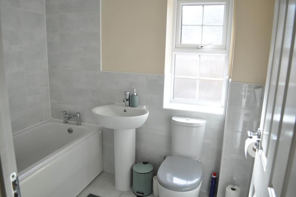 Holiday home Beaney View House - Modern, Comfortable Spacious 4 Bedrooms Ensuites House With Free Wifi And Parkings Swindon
