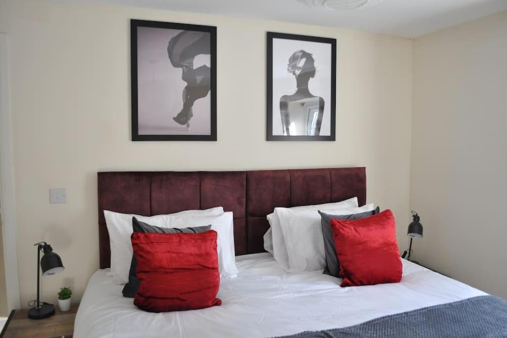 Beaney View House - Modern, Comfortable Spacious 4 Bedrooms Ensuites House With Free Wifi And Parkings Swindon
