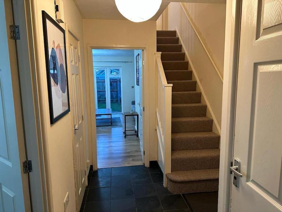 Bilborough House - Cosy Place Suitable For Families And Business Travellers Furnitures, Free Wifi And Free Parking * Swindon