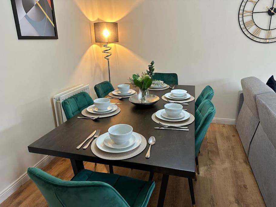 Casa de férias Bilborough House - Cosy Place Suitable For Families And Business Travellers Furnitures, Free Wifi And Free Parking Swindon