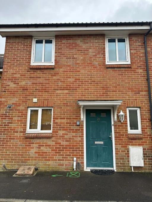 Casa de férias Bilborough House - Cosy Place Suitable For Families And Business Travellers Furnitures, Free Wifi And Free Parking Swindon