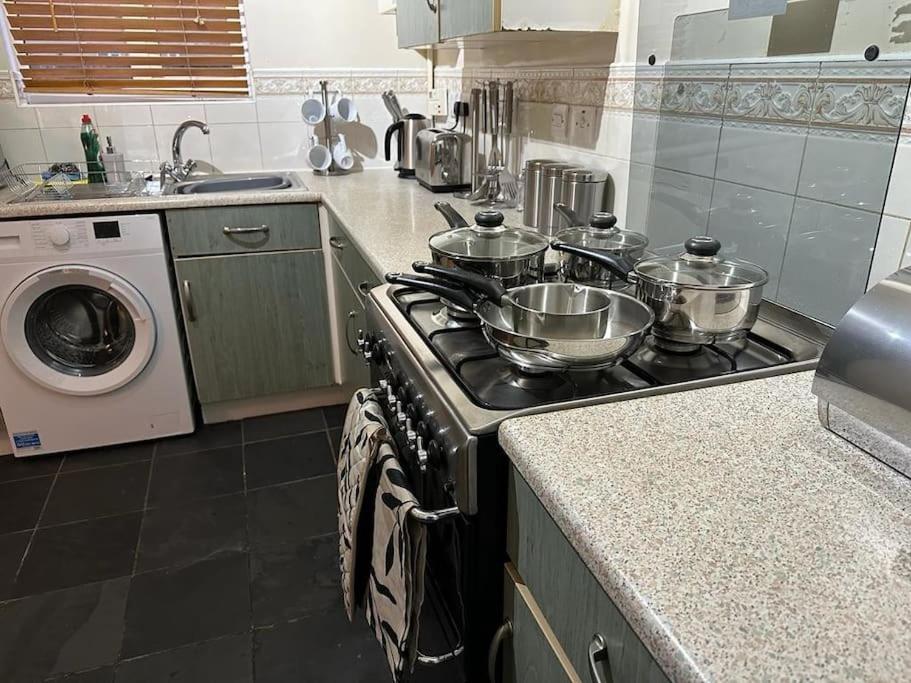Bilborough House - Cosy Place Suitable For Families And Business Travellers Furnitures, Free Wifi And Free Parking Swindon