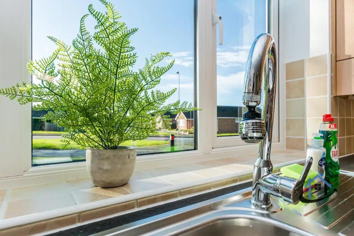 Davies House - Modern King Beds, Free Parking, Wifi, Contractors. * Swindon