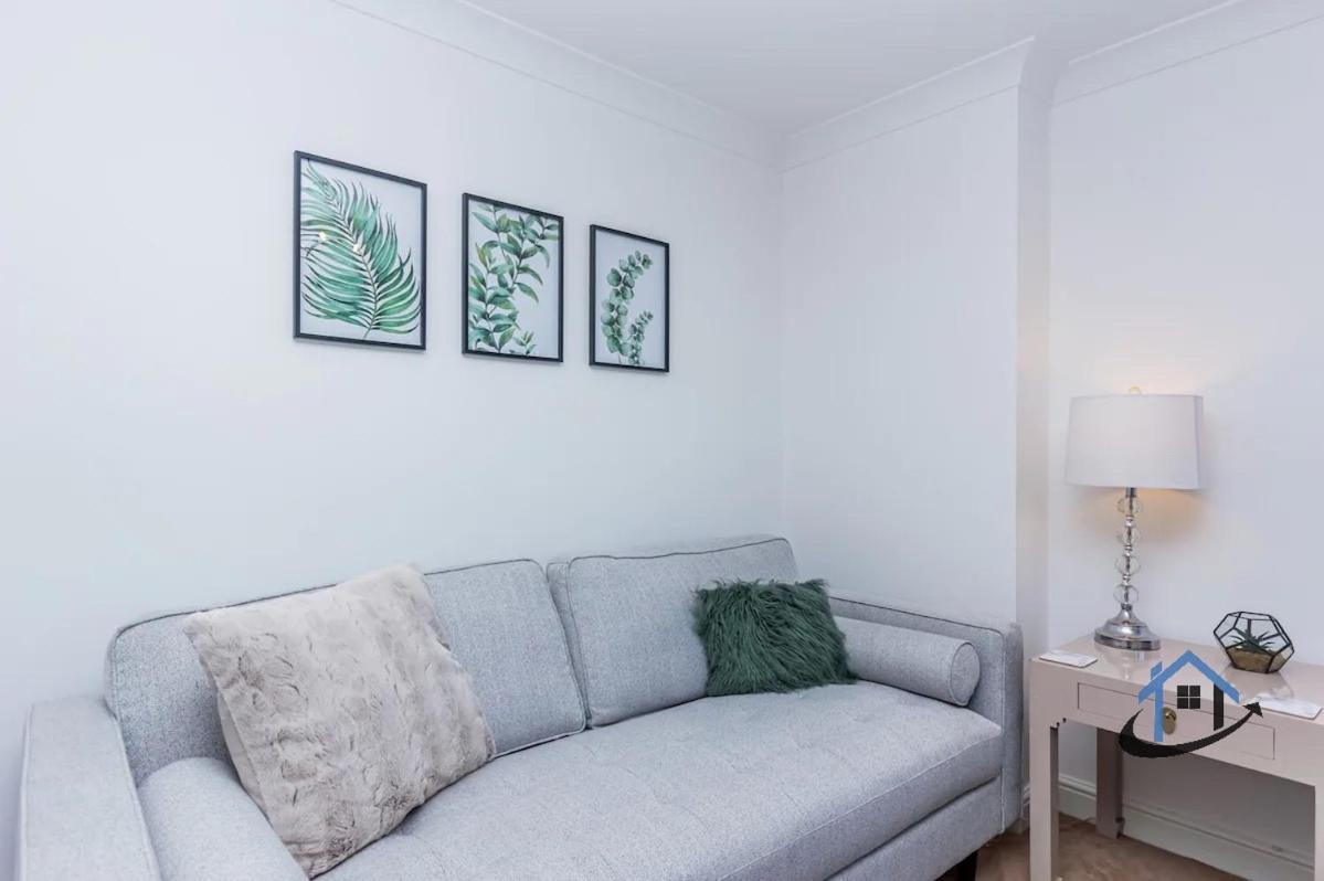 Nhà nghỉ Davies House - Modern King Beds, Free Parking, Wifi, Contractors. Swindon