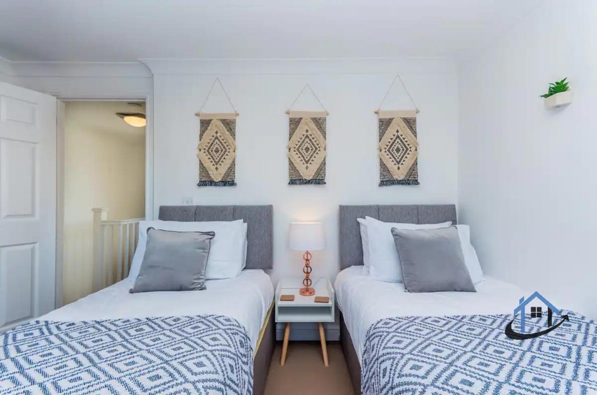 Davies House - Modern King Beds, Free Parking, Wifi, Contractors.