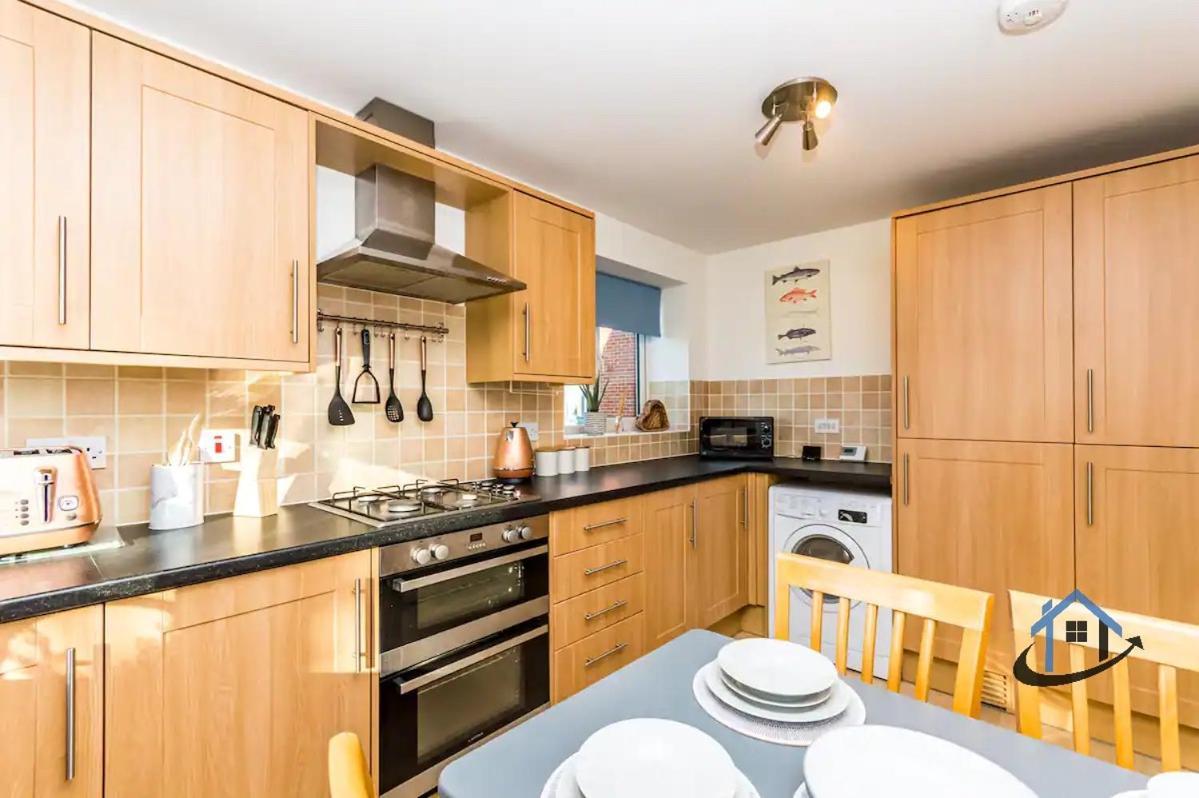 Nhà nghỉ Davies House - Modern King Beds, Free Parking, Wifi, Contractors. Swindon