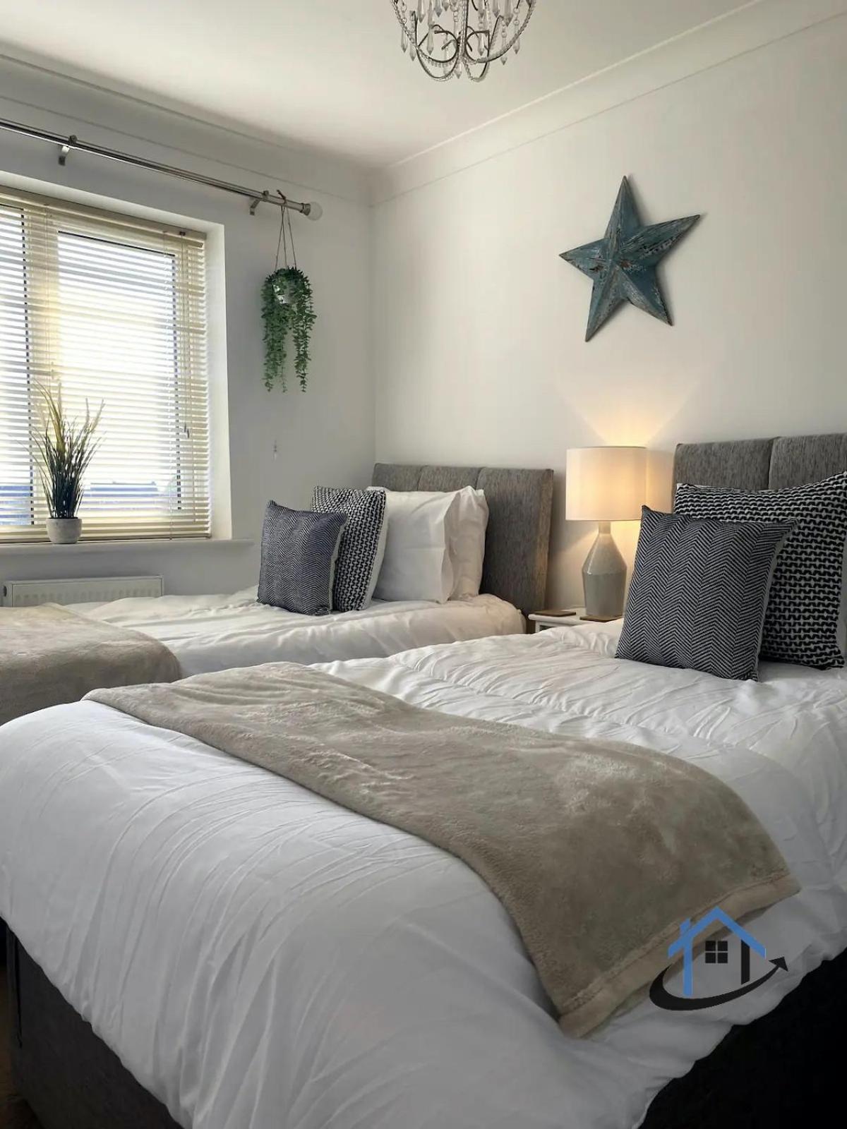 Nhà nghỉ Davies House - Modern King Beds, Free Parking, Wifi, Contractors.