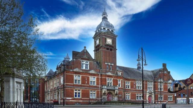 Davies House - Modern King Beds, Free Parking, Wifi, Contractors. Nhà nghỉ Swindon