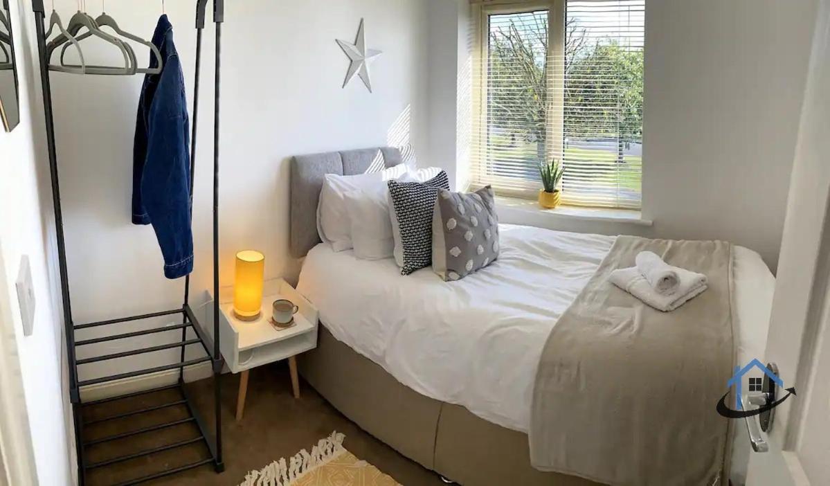 Nhà nghỉ Davies House - Modern King Beds, Free Parking, Wifi, Contractors.